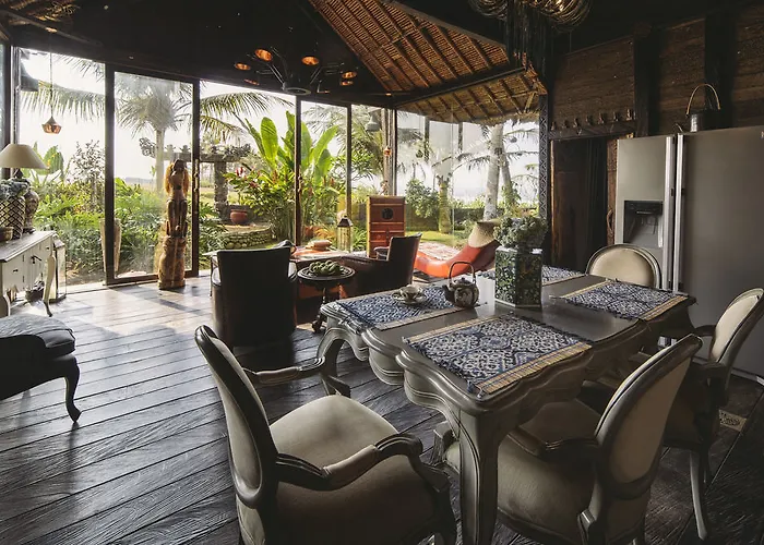 Absolute Beachfront Romantic Laut Hotel *