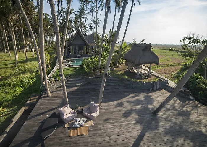 Absolute Beachfront Romantic Laut Hotel